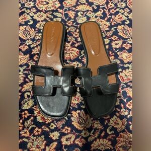 Slide sandals in black